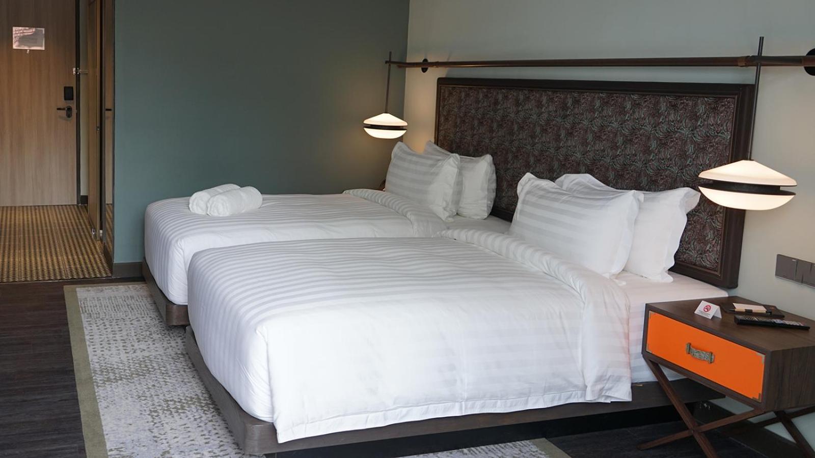 The George Penang By The Crest Collection Hotell George Town Exteriör bild Beds with white sheets