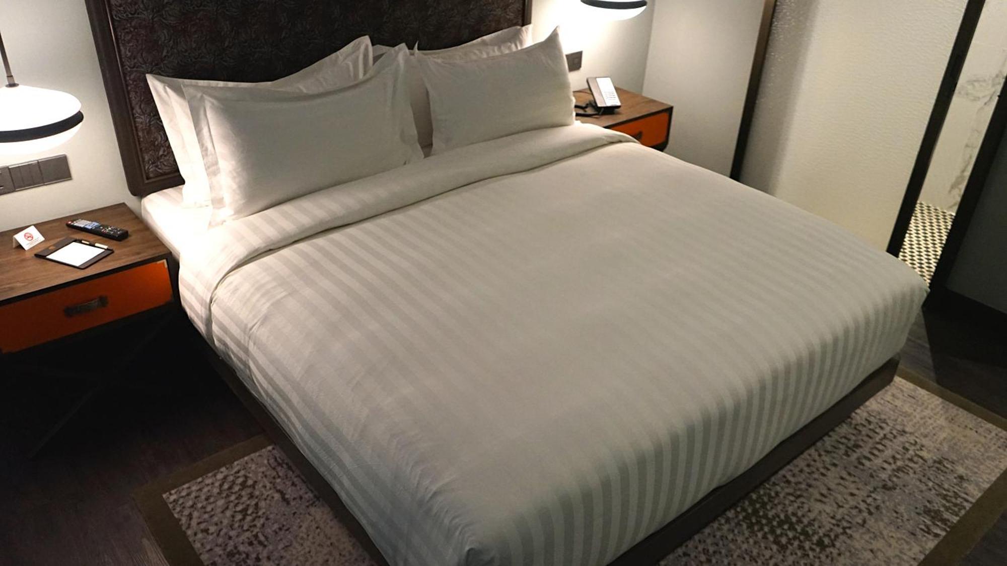The George Penang By The Crest Collection Hotell George Town Exteriör bild A bed with a duvet