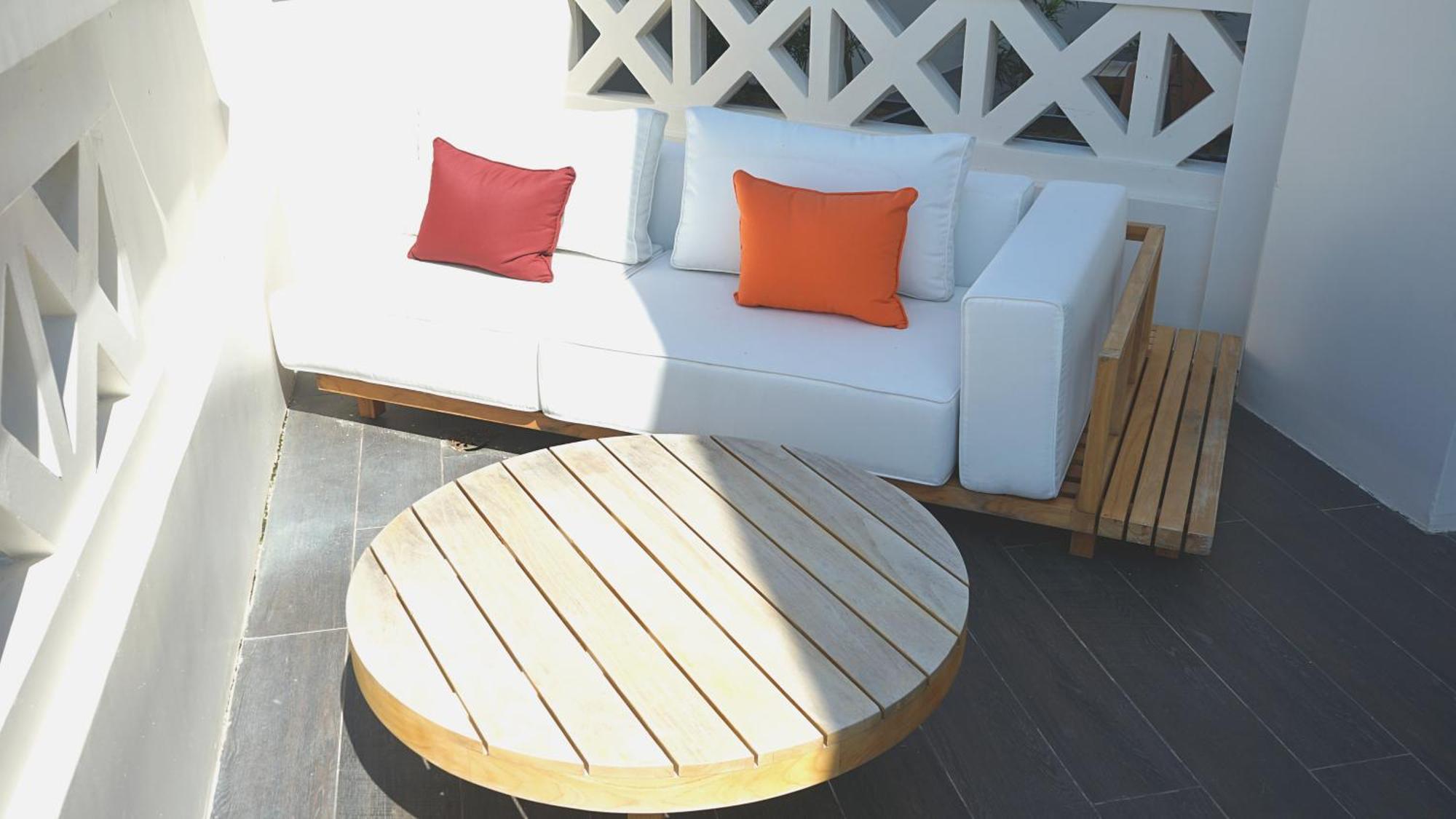 The George Penang By The Crest Collection Hotell George Town Exteriör bild A round coffee table