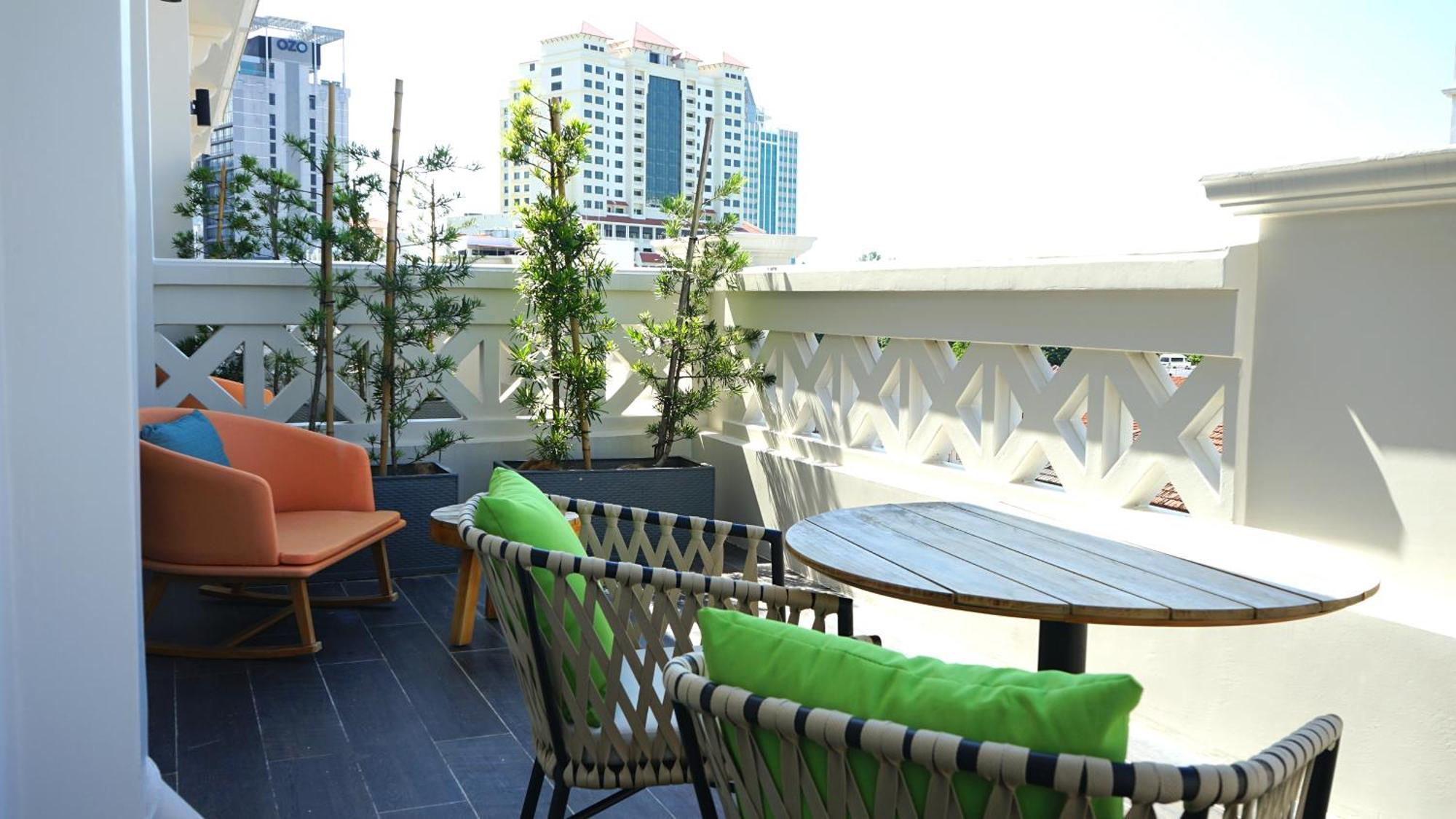 The George Penang By The Crest Collection Hotell George Town Exteriör bild A balcony in Bangkok, Thailand