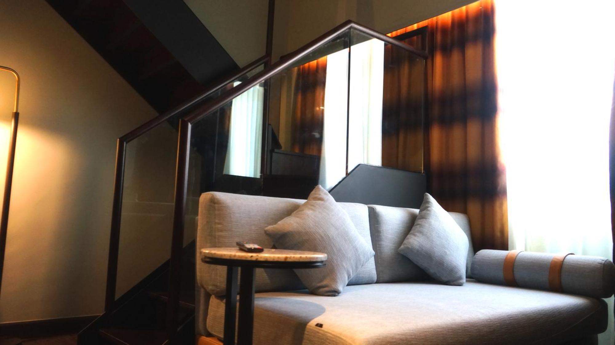 The George Penang By The Crest Collection Hotell George Town Exteriör bild A sofa in a hotel room