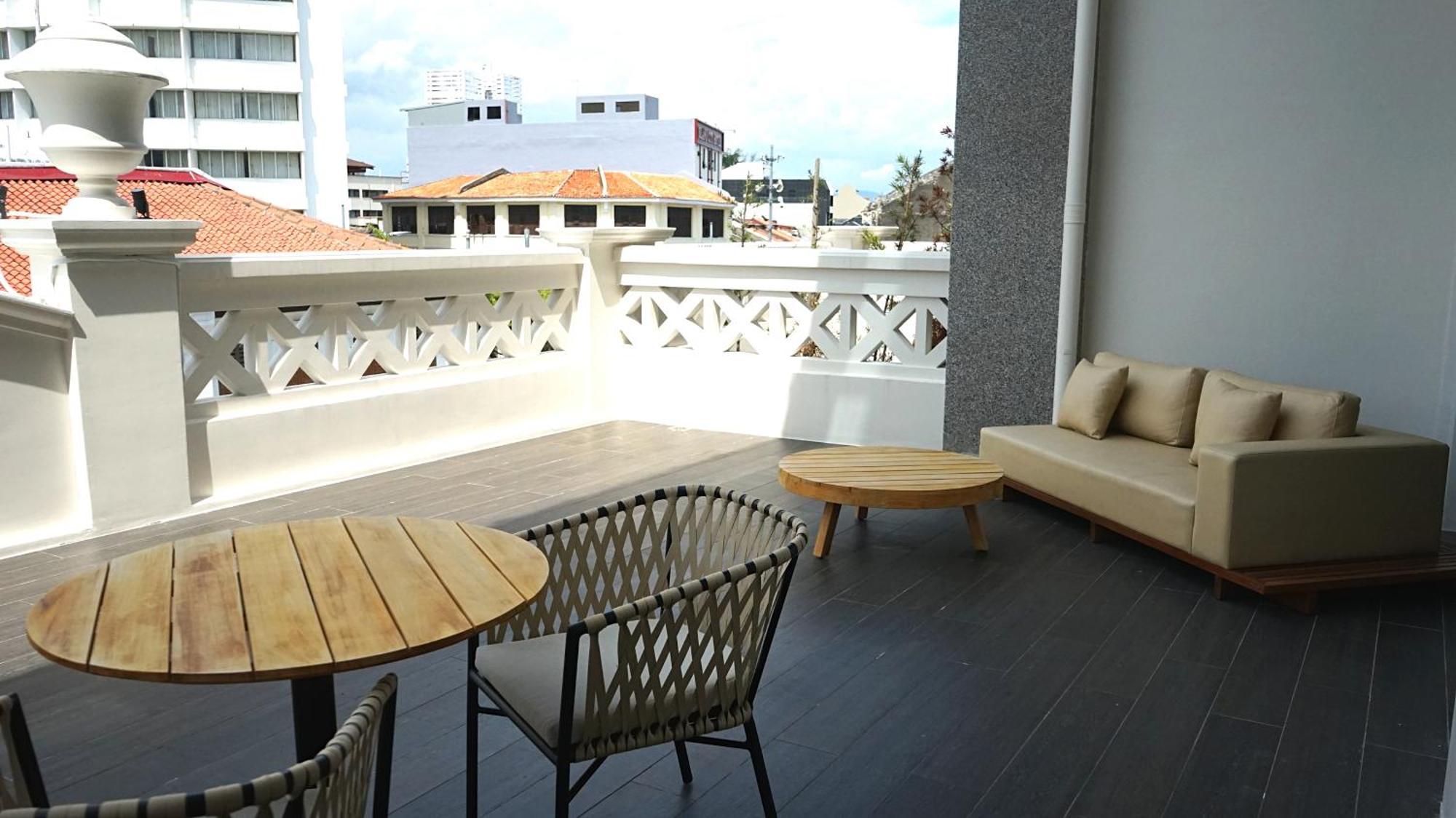 The George Penang By The Crest Collection Hotell George Town Exteriör bild A balcony