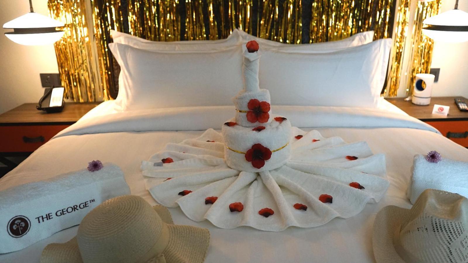 The George Penang By The Crest Collection Hotell George Town Exteriör bild A towel swan