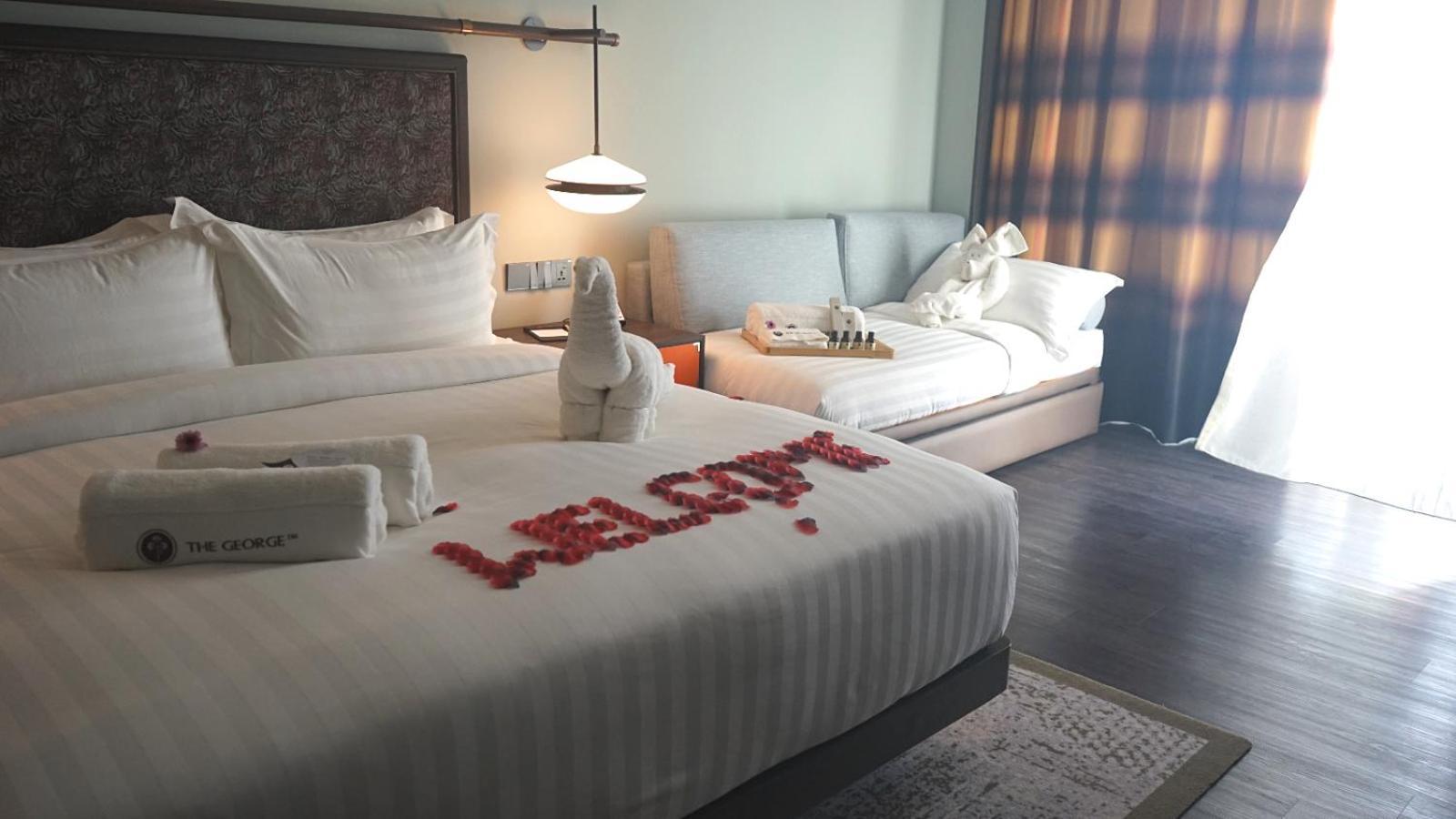 The George Penang By The Crest Collection Hotell George Town Exteriör bild A room at the hotel