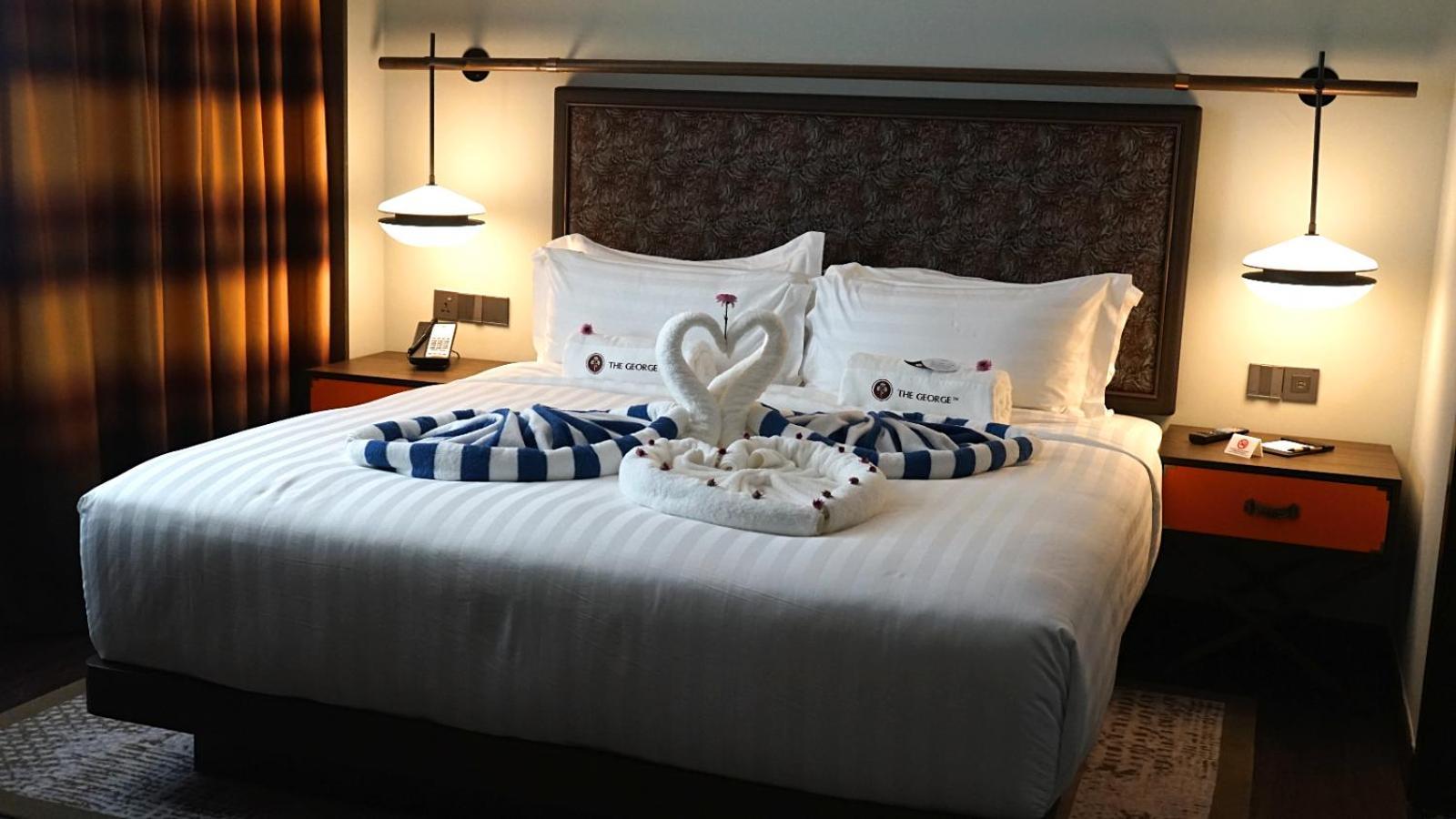 The George Penang By The Crest Collection Hotell George Town Exteriör bild A bed with a towel swan