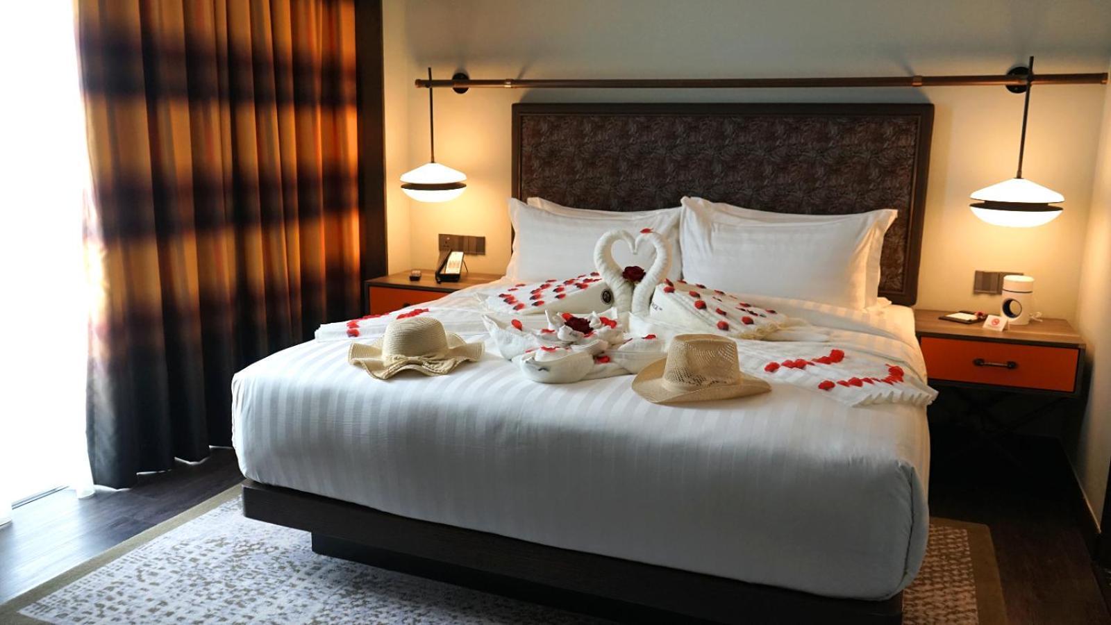 The George Penang By The Crest Collection Hotell George Town Exteriör bild A bed with a swan shaped towel